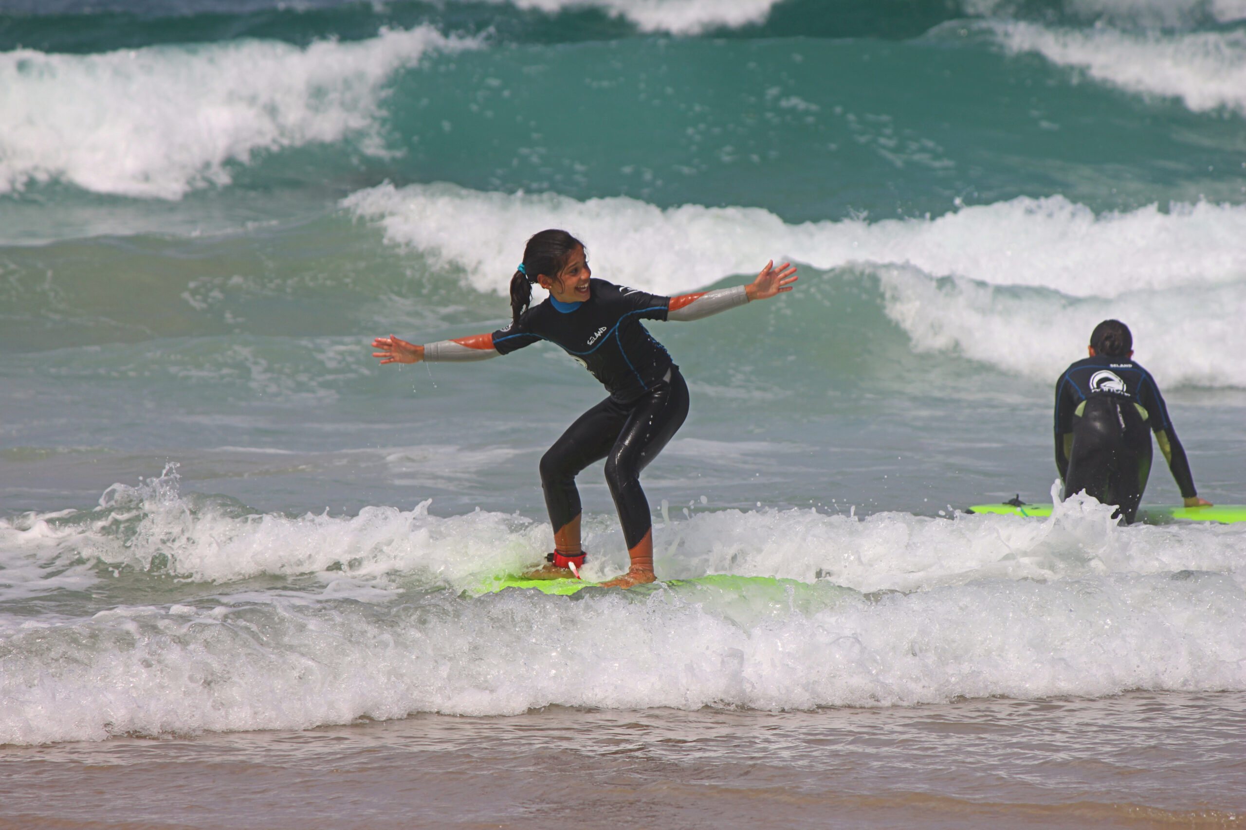 <h1 style="color:#153B40">Clases de surf</h1><h1 style="color:#F2CF1D;font-weight:bold;font-size:2em"></h1><h1 style="color:#78B8BF;line-height:90%">diarias</h1>
