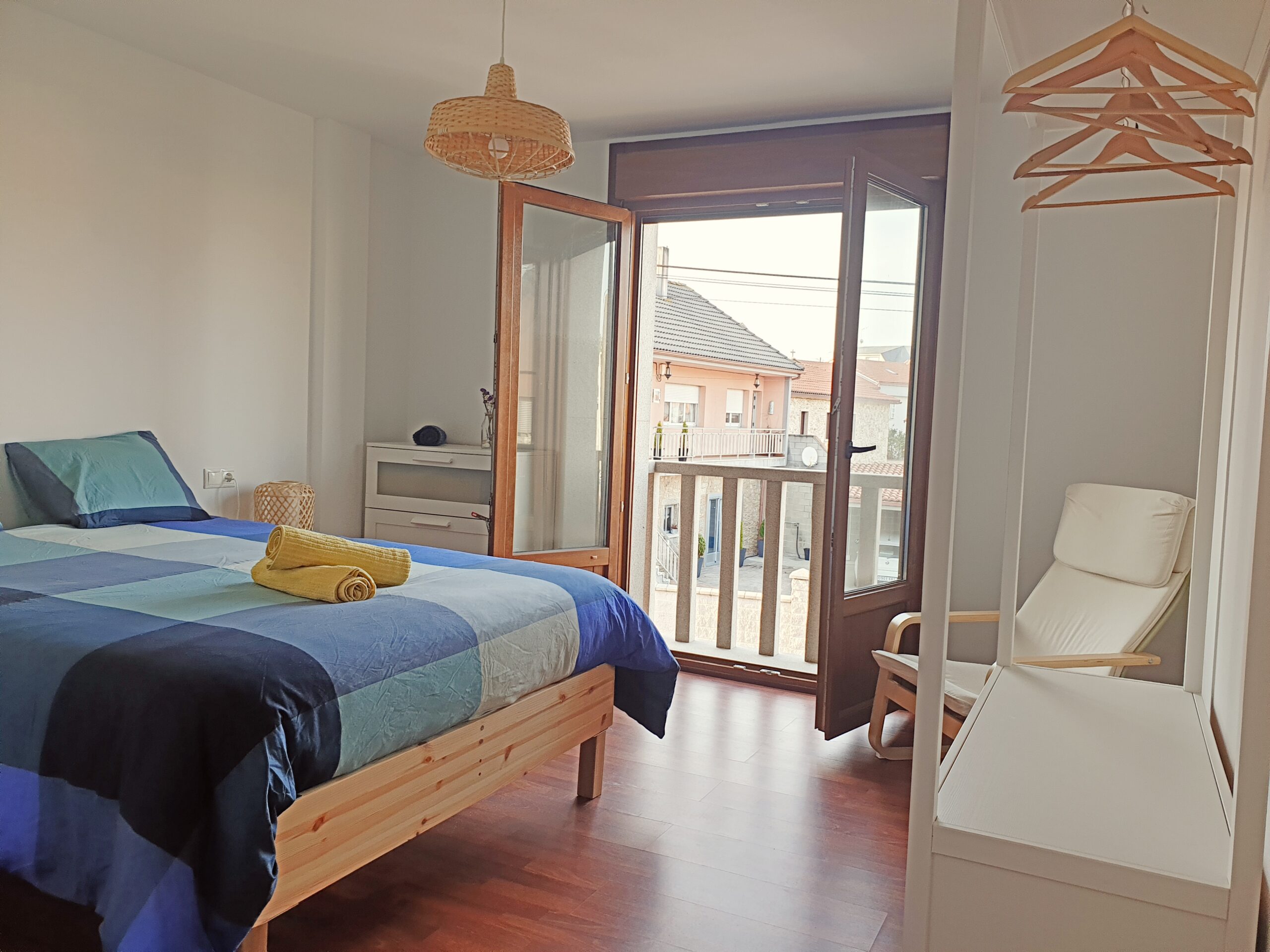 <h1 style="color:#153B40">HABITACIÓN</h1><h1 style="color:#F2CF1D;font-weight:bold;font-size:8em">Malu</h1><h1 style="color:#78B8BF;line-height:90%"></h1>